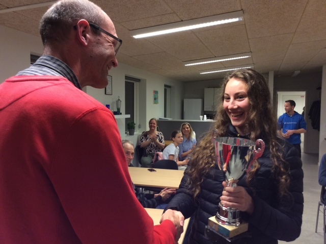 Nanna får den store kammeratskabspokal